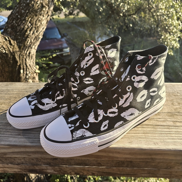 Converse Chuck Taylors Mens 10 Women's 12 Black and White Lip Print Sneakers - Picture 1 of 5